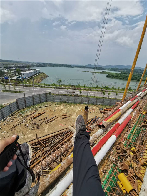 子洲县作业中发生设备损坏或人员意外，责任怎么划分？