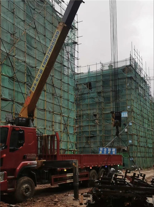 子洲县“慢工细活”—— 吊车的 “微动控制” 技术